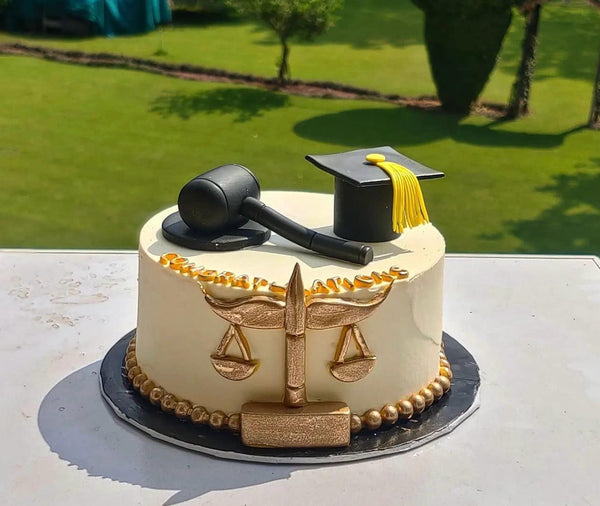 Graduation Charm – Celebrate Success with a Custom Graduation Cake