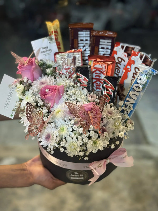 ChocoBloom Elegance – Luxury Mixed Chocolate Box with Fresh Flowers